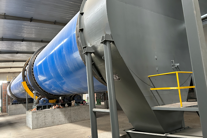 白酒糟烘干機采用新型熱風設備，烘干機集打散防腐清理于一體，清潔排放。
